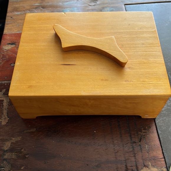 Beautiful hand carved wooden jewelry box. Vintage MCM style - Picture 2 of 5